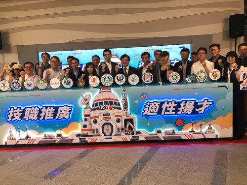 管理學院餐飲管理系驚豔「技之勇者」特展！精緻果凍花雕琢生活美學，盡展職人匠心 