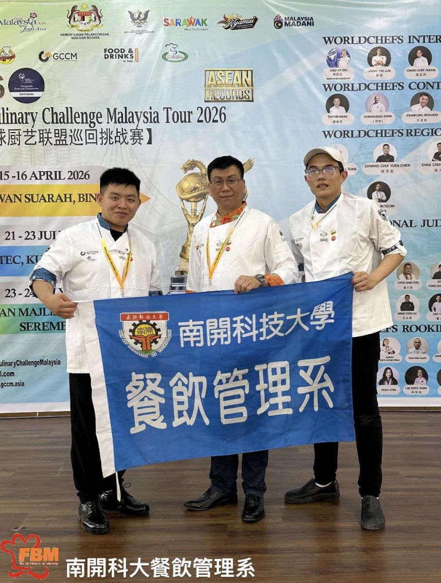 與指導老師合影